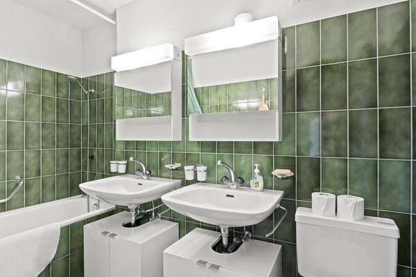 Badezimmer mit WC und Badewanne