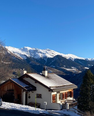 Haus von hinten mit Sicht ins Schanfigg Winter