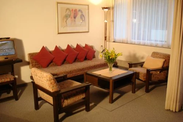 (a) Wohnzimmer