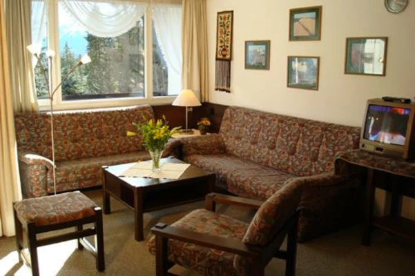 (a) Wohnzimmer