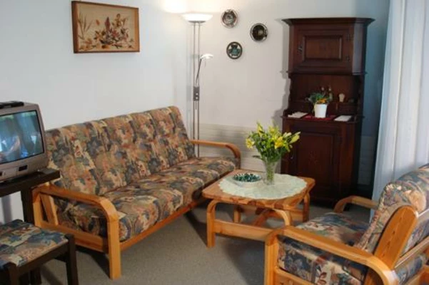 (a) Wohnzimmer