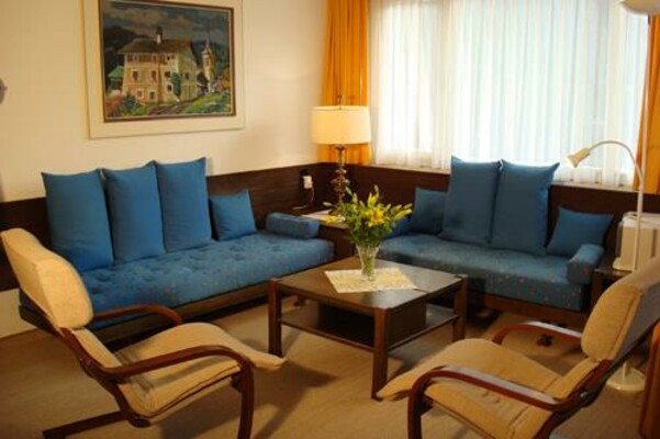 (a) Wohnzimmer
