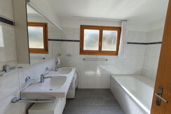 Badezimmer mit Badewanne und WC