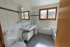 Badezimmer mit Badewanne und WC + WM