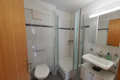 Badezimmer mit Dusche und WC