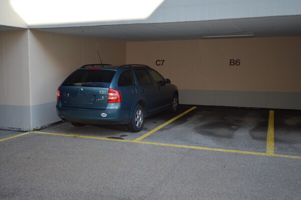 Gedeckter Parkplatz