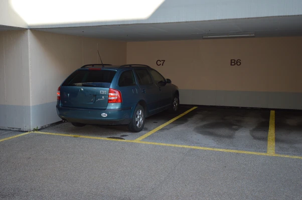 Gedeckter Parkplatz