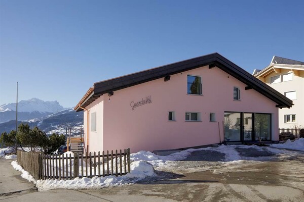 Eingang obere Wohnung und Parkplatz | © Haus Guarda Val