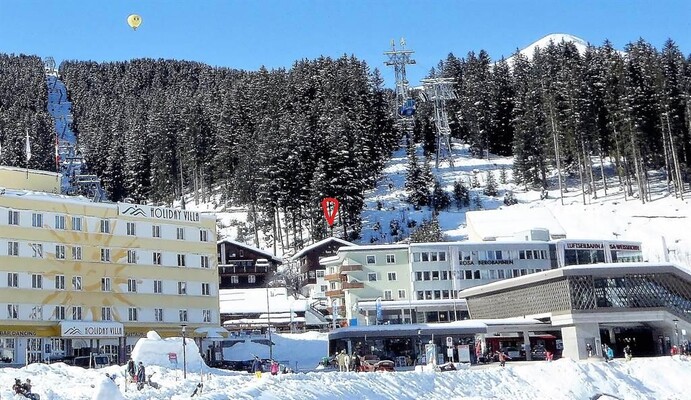Haus Thöny mit Bahnhof, Sesselbahn, Luftseilbahn
