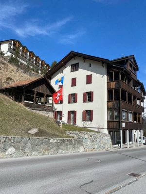 Haus Weisshorn mit Fahnen