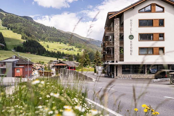 Hotel_Krone_Aussenansicht_Sommer_Web-8358.jpg