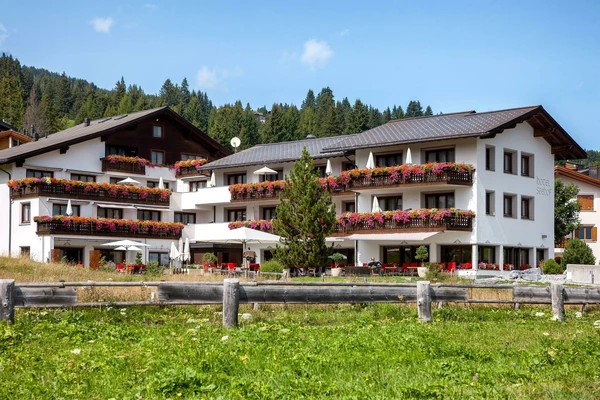 Aussenansicht_Hotel_Sommer