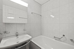 Badezimmer mit WC und Badewanne