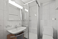 Badezimmer mit WC und Dusche