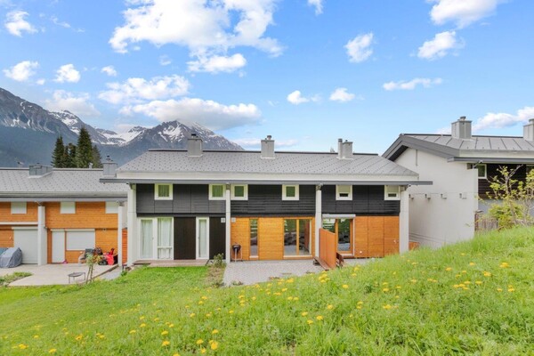 Front hinter dem Haus mit Terrasse (Mittelhaus)