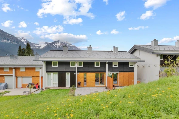 Front hinter dem Haus mit Terrasse (Mittelhaus)