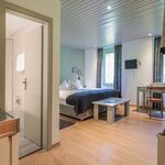 Photo of 4-bed room, shower or bath, toilet, north